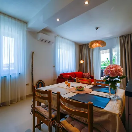 Modern And Stylish With Terrace - Classic One Bedroom With Terrace Apartmán *